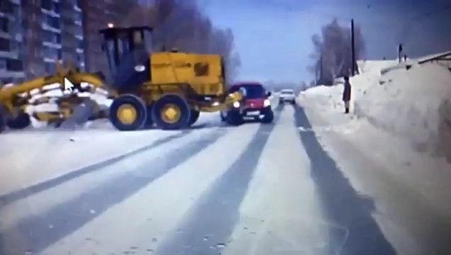 Автогрейдер на уборке снега