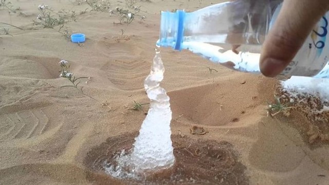 Вода, вытекая из бутылки, мгновенно замерзает в пустыне