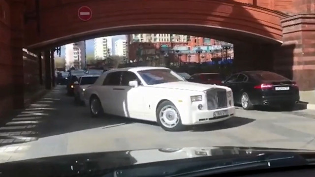 Свадебный кортеж во главе с Rolls-Royce в Москве