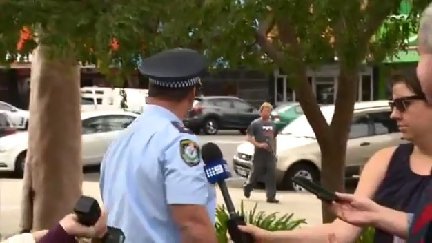 Австралийский полицейский задержал пьяного во время телеинтервью