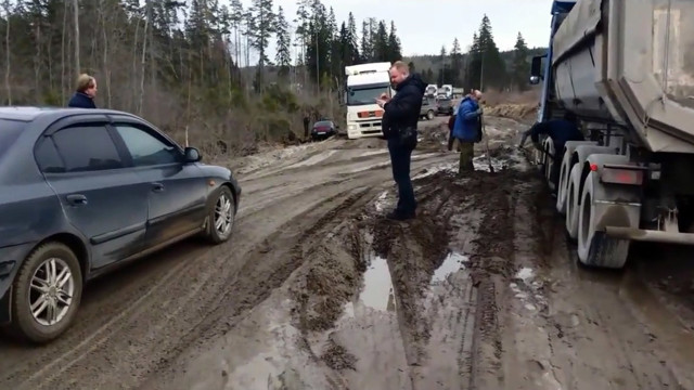 Около 30 машин застряли в грязи на федеральной трассе в Карелии