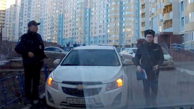 В Оренбурге полицейские не дали проехать такси к детскому саду