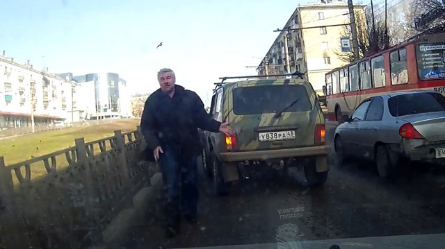 Виноват, а еще руками машет