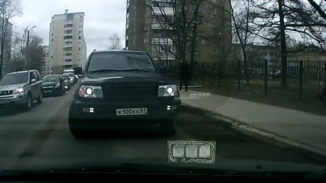 Объезд пробки по встречке и по тротуару