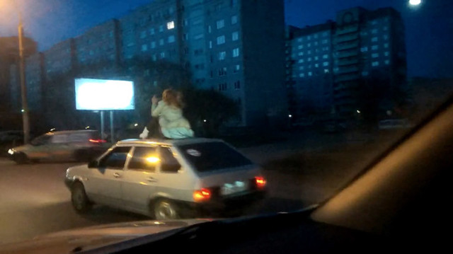 В Омске девушку прокатили на крыше автомобиля