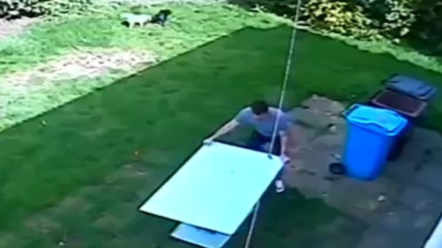 Мужчина решил вынеси стеклянный  стол во двор, но что-то пошло не так 