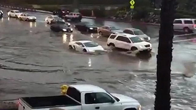 Lamborghini проехался по глубокой луже