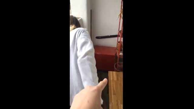Неожиданная встреча с голубем напугала девушку 