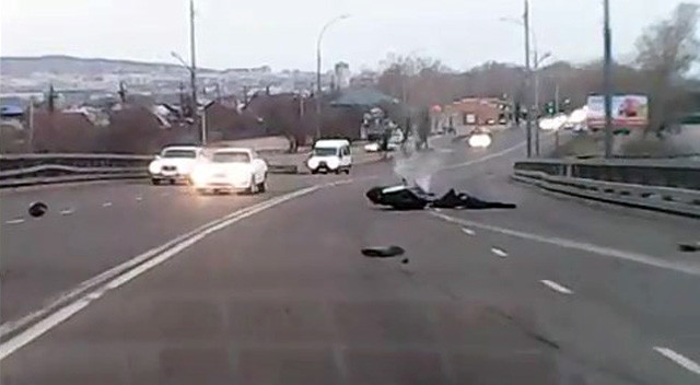 Авария дня. В Улан-Удэ чудом остался жив мотоциклист