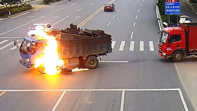 Авария дня. Водитель грузовика спасает мотоциклиста в огненной аварии