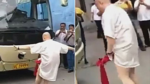 Мастер кунг-фу протащил автобус своим детородным органом