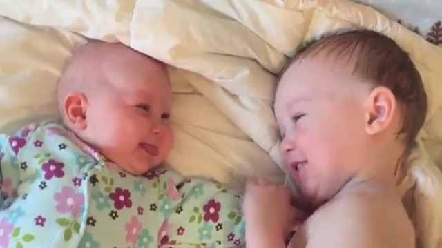 Этот малыш знает, как успокоить свою младшую сестру, когда она начинает плакать