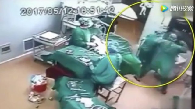 Восток дело тонкое: драка хирурга и медсестры в операционной китайской больницы