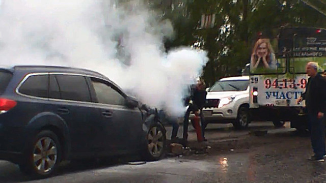 Авария дня. В Ярославле иномарка влетела в троллейбус и загорелась