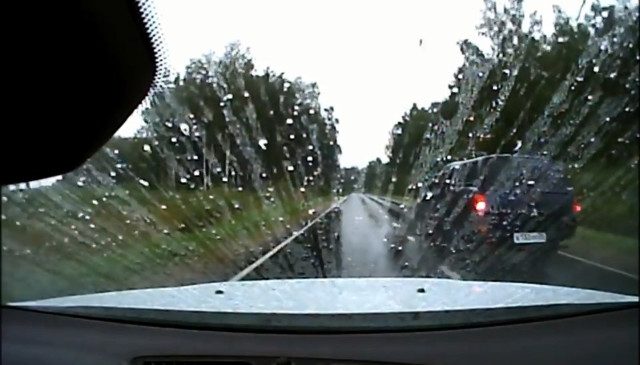 Убрался в кювет на мокрой дороге