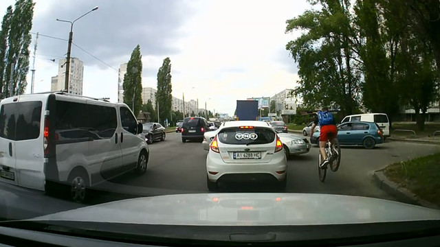 Эффектное ДТП с велосипедистом