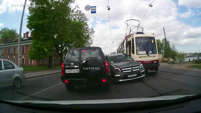 Мерседес заехал под трамвай в Петербурге