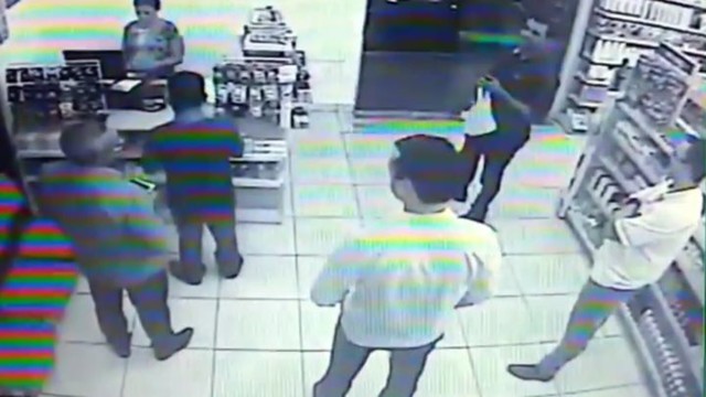 Налетчик-неудачник решил ограбить магазин, в котором оказалось четверо вооруженных полицейских в штатском