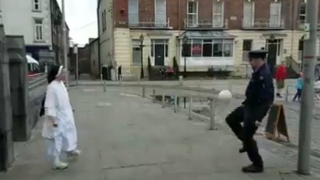 Ирландский полицейский посоревновался в чеканке мяча с монахиней