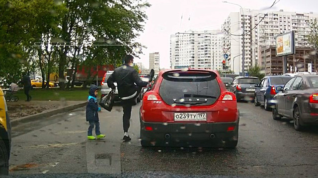 Недолгая разборка с пешеходом в Москве