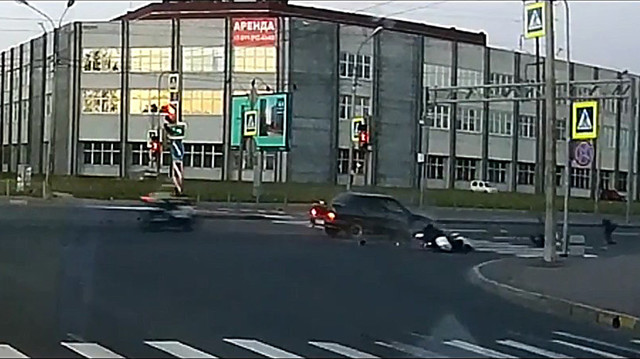 Мотоциклист с пассажиркой попали в ДТП в Петербурге