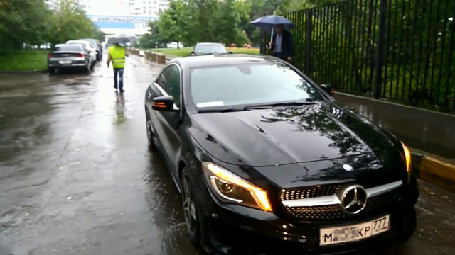 В Москве Mercedes перекрыл проезд скорой помощи
