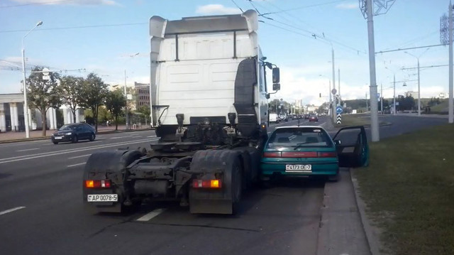 МАЗ протащил Хонду Цивик