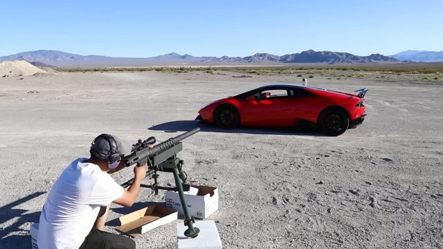 Блогер стреляет через спорткар Lamborghini