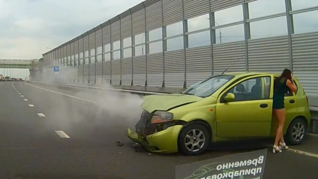 Барышня на каблуках и с непристегнутым ремнем