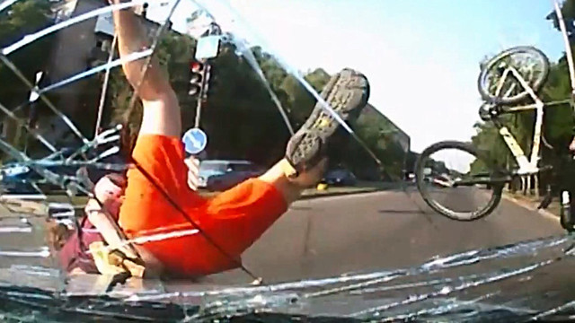 Авария дня. Сбили отца с ребенком на велосипеде