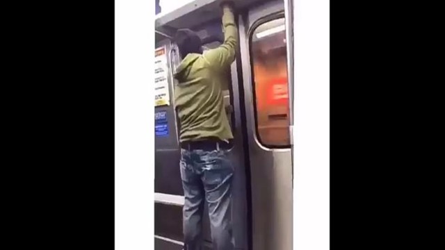 Когда осознал, что пропустил свою остановку в метро