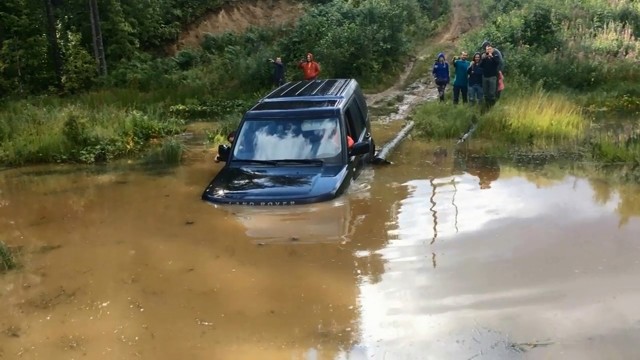 Land Rover Discovery вдоволь набрал воды