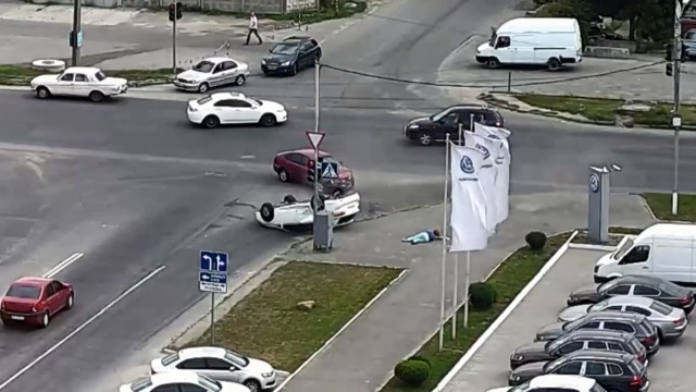 Пешеход пострадал при столкновении двух автомобилей