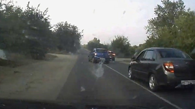 Летчик с семьей в машине уходит от столкновения