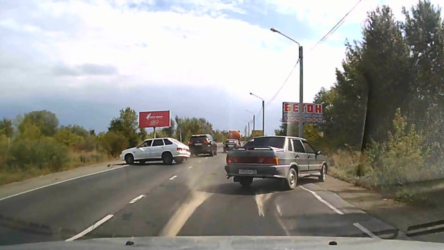 Разлетелись в разные стороны