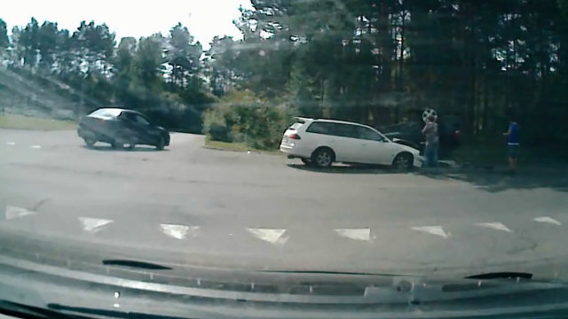 Дамочка перевернула кроссовер на крышу