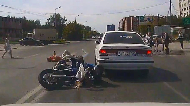Авария дня. Мотоциклист сбил пешехода в Новосибирске
