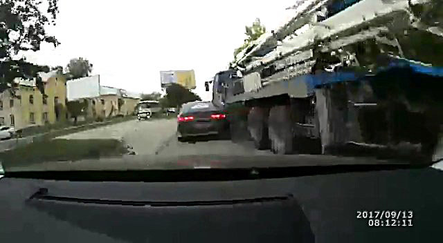 Бетононасос устроил ДТП в Новосибирске