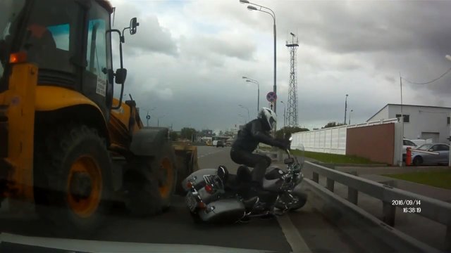 Мотоциклист столкнулся с трактором