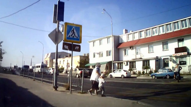 Авария дня. Мотоциклист сбил бабушку с ребенком