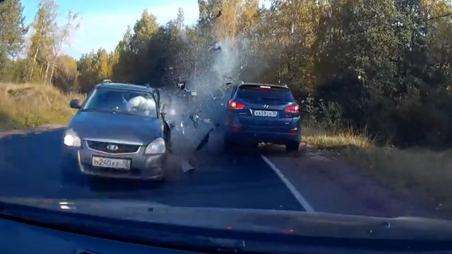 Авария дня. Водитель протаранил два автомобиля в Карелии