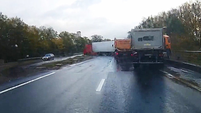 Про соблюдение дистанции на большегрузах