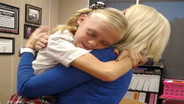 11-летняя девочка-сирота не может сдержать радости,  узнав, что её наконец удочерили