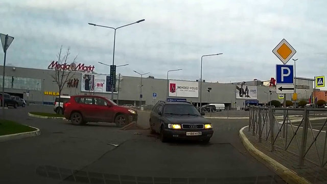 Женщина устроила аварию на парковке