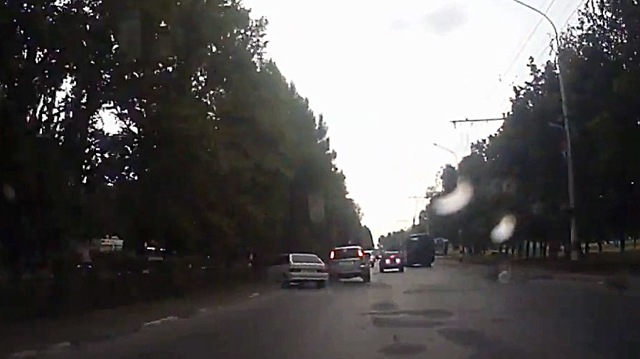 Кроссовер вытолкнул ВАЗ в кусты