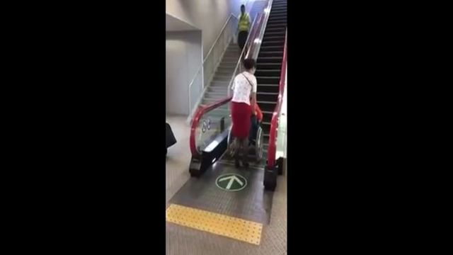 Эскалатор для инвалидов в Японии 