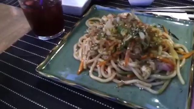 Живое блюдо в азиатском ресторане 