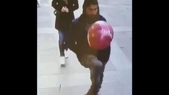 Турецкий парень решил красиво пнуть воздушный шарик через себя, но в итоге насмешил всех
