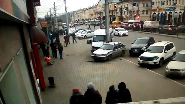 Авария дня. В Калуге маршрутка протаранила припаркованные машины