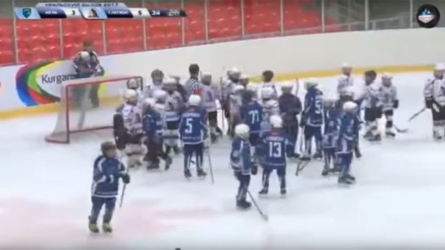 Детский хоккейный матч превратился в "натуральное месилово"